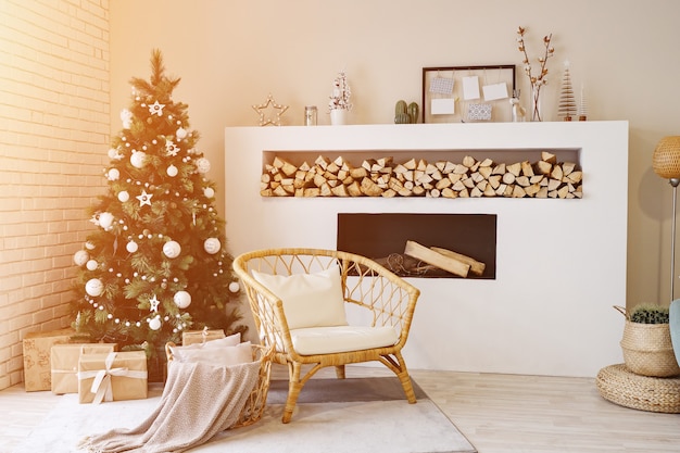 Salle blanche avec cheminée dans les décorations d'arbre de Noël de la chambre