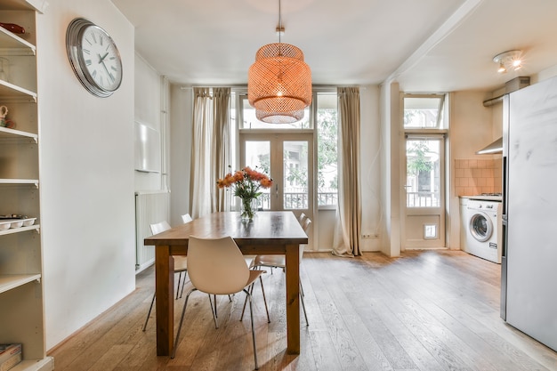 Salle à manger moderne dans une maison de luxe au design individuel