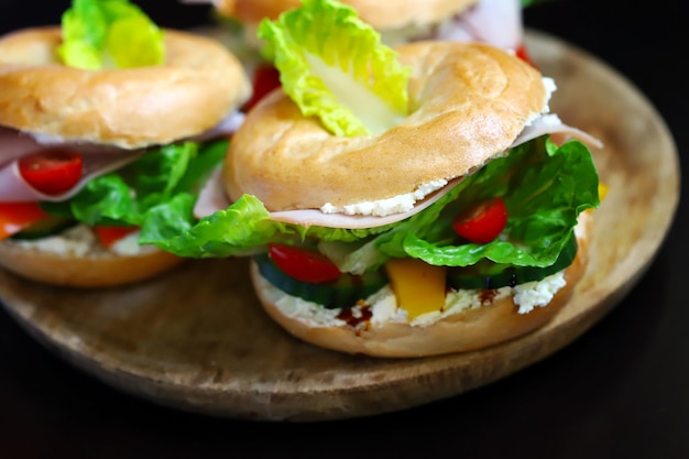 Sandwiches au bagel sur fond sombre Snack Keto alimentaire sain