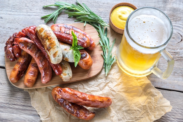 Photo saucisses grillées avec verre de bière