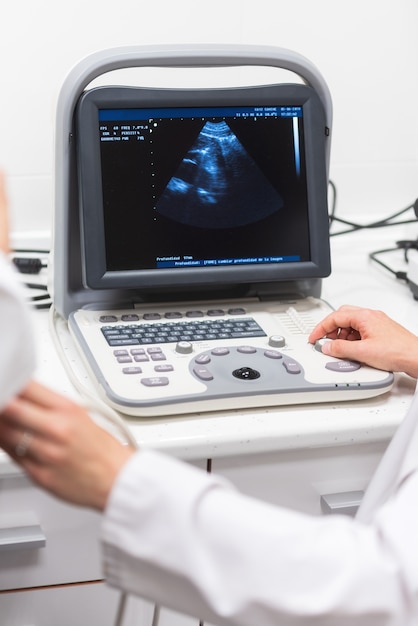 Scanner à ultrasons dans les mains d&#39;un médecin.