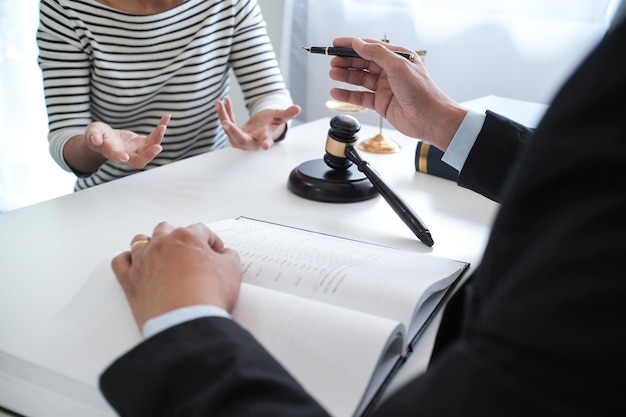 Photo une section intermédiaire d'avocats discutant au palais de justice.