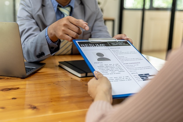 Le service RH examine les curriculum vitae des demandeurs d'emploi, les curriculum vitae sont des documents importants pour la demande d'emploi. Il doit contenir un curriculum vitae, l'historique de la formation, l'éducation, le talent, les compétences professionnelles, etc.