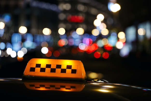 Photo signe de taxi illuminé dans une rue