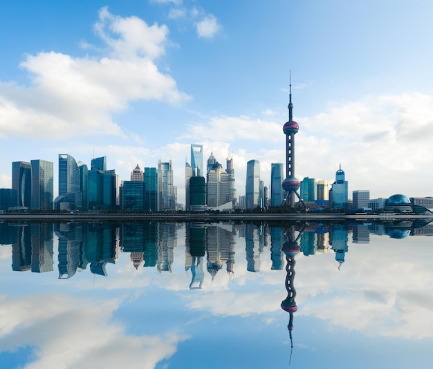 Skyline de Shanghai pendant la journée avec réflexionChine