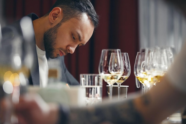 Photo sommelier degustate wine dégustation de vin à l'aveugle formation du personnel du restaurant étudiant la liste des alcools