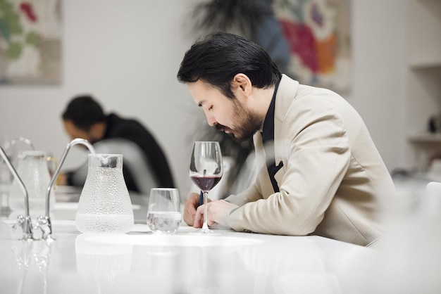 Photo sommelier évaluant le vin lors d'une dégustation