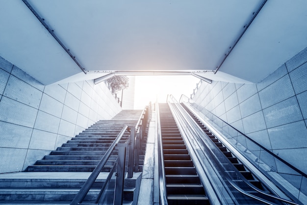 Sortie de la station de métro et escalator