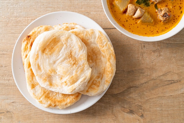 Soupe au curry de poulet avec roti