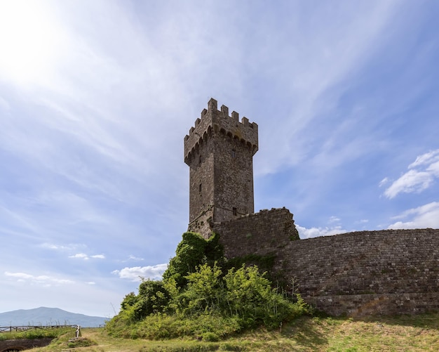 Photo spindrift nuages sur les anciennes ruines des murs de briques de rocca de radivcofani en toscane italie