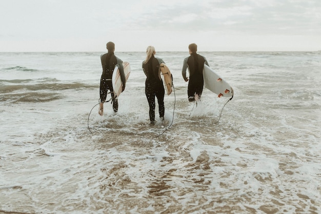 Photo surfeurs courant vers la mer