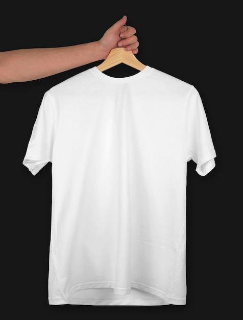 T-shirt blanc sur un cintre sur une surface sombre