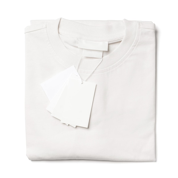 T-shirt avec des étiquettes en papier vierge isolé sur fond blanc