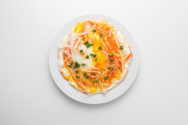 Table de petit déjeuner oeuf au plat et crabe. Vue de dessus