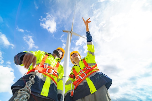 Photo tachniciens sur le chantier de construction de vérification et de maintenance d'éoliennes générateur éolien électrique