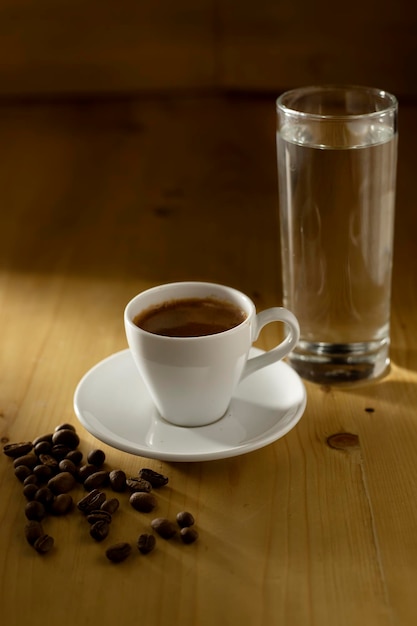 Tasse à café et grains sur table en bois