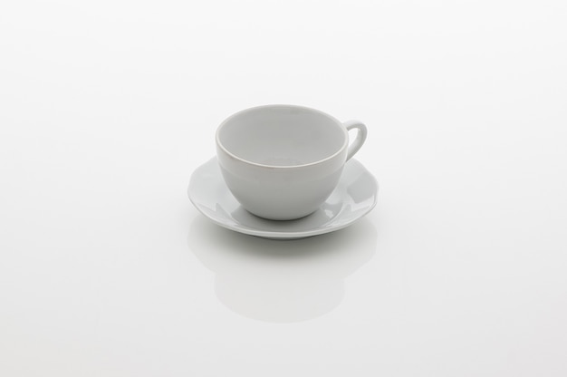 Tasse de cuisine en céramique pour thé et soucoupe sur fond blanc