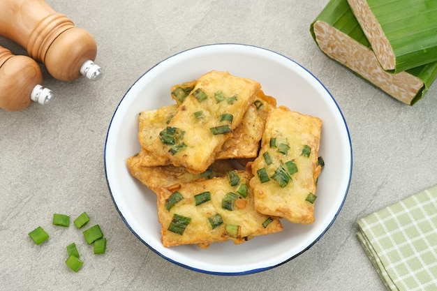 Tempe Mendoan, tempeh frit traditionnel, l'un des plats populaires d'Indonésie.