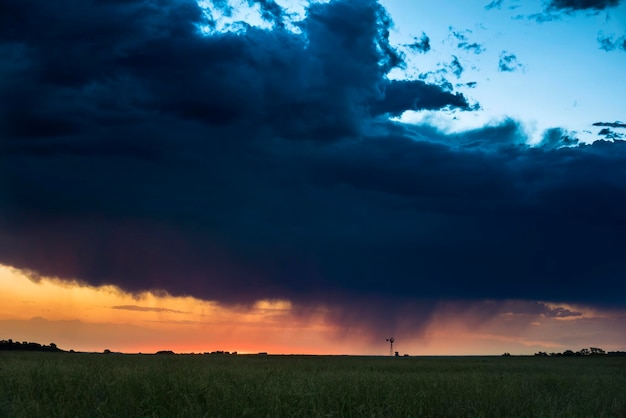 Tempête électrique dans le paysage rural de la pampa la province de la pampa patagonie argentine