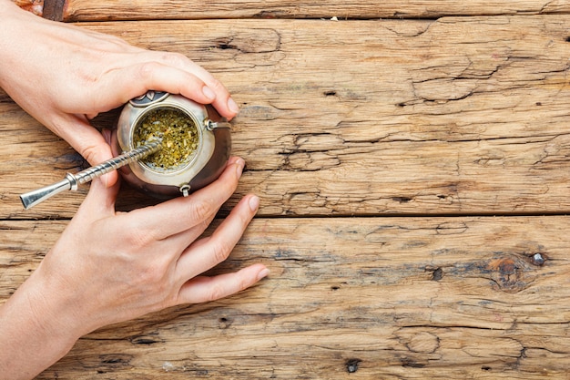 Thé maté Yerba dans une calebasse