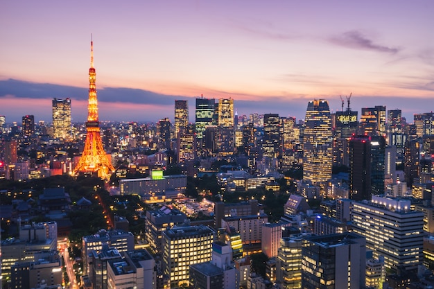 Photo tour de tokyo et paysage urbain la nuit avec un beau ciel à tokyo, japon