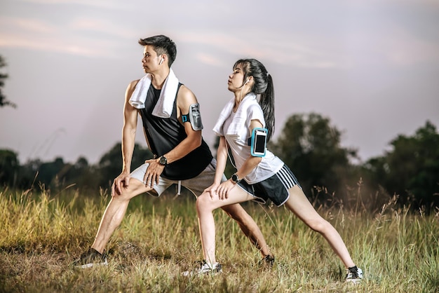 Photo toute la longueur d'une jeune femme sur le terrain contre le ciel