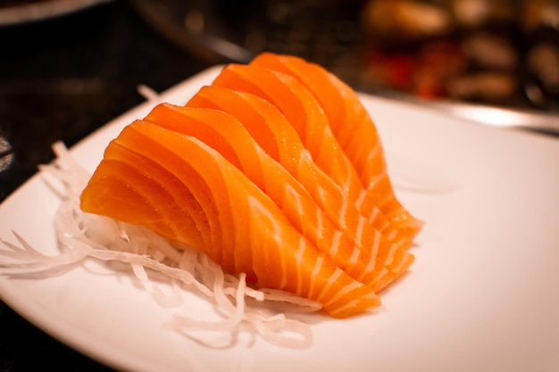 Tranche de sashimi de saumon frais célèbre style de cuisine japonaise