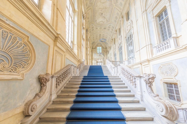 TURIN ITALIE VERS JUIN 2021 Le plus bel escalier baroque d'Europe situé dans le Palais Madama Palazzo Madama Intérieur avec fenêtres et couloirs en marbre de luxe