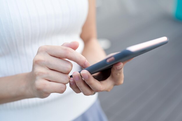 Photo utilisation du téléphone portable par les femmes