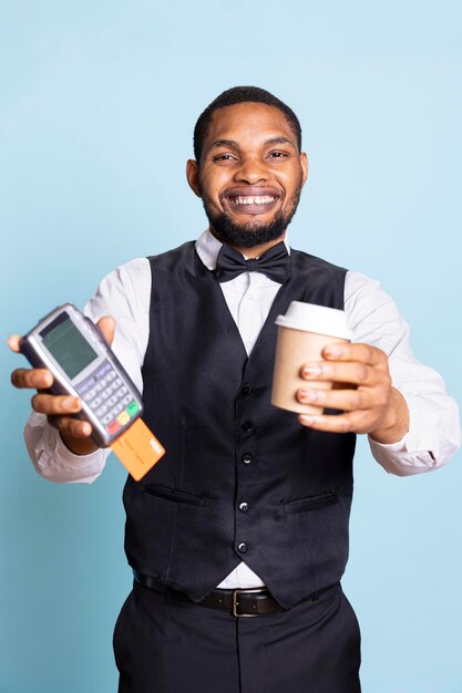 Photo un valet afro-américain pointant du doigt le terminal postal et demandant le paiement.