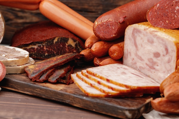 Variété de produits de viande et de saucisse sur table