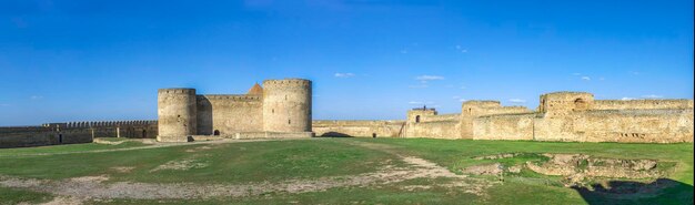 Photo les vieilles ruines contre le ciel bleu