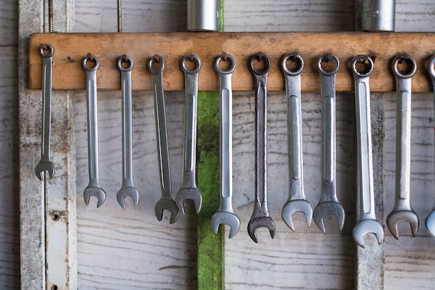 Vieux outils à main accroché au mur en atelier