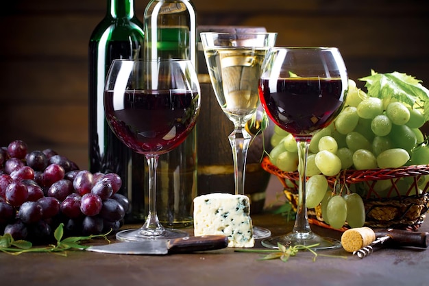 Vin dans un verre avec une bouteille