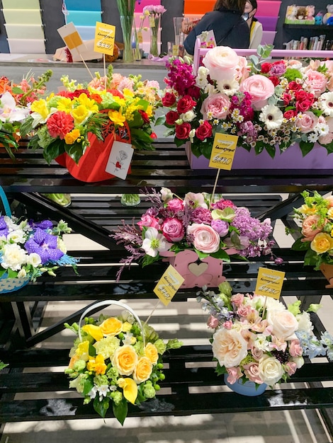 Vitrine dans un fleuriste sélection de bouquets en vente vente au détail de fleurs fraîches et compositions floristiques