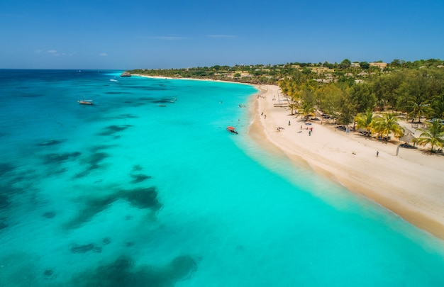 Photo vue aérienne de bateaux sur la côte de la mer tropicale avec plage de sable