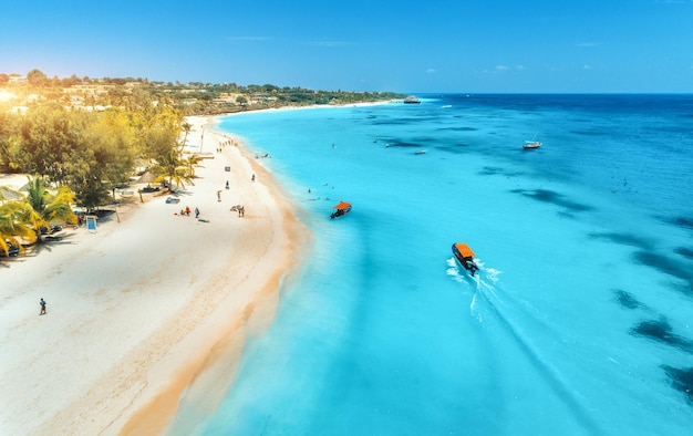 Photo vue aérienne de bateaux sur la côte de la mer tropicale avec plage de sable