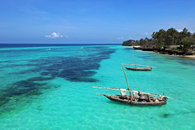 Photo vue aérienne de la belle île tropicale de zanzibar. mer dans la plage de zanzibar, tanzanie.