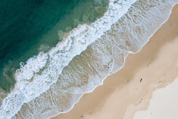 Vue aérienne de belles vagues de la mer sur la plage