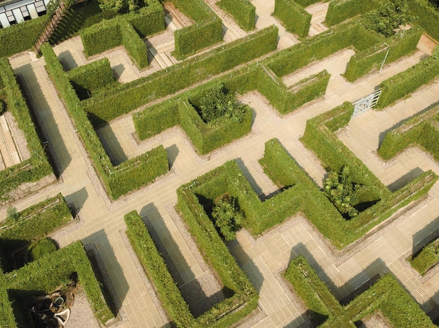 Une vue aérienne du labyrinthe vert The Secret Space à Ratchaburi Thaïlande