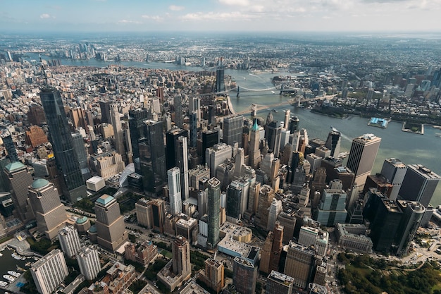 Photo vue aérienne de l'horizon de la ville de new york avec des gratte-ciel et des rivières