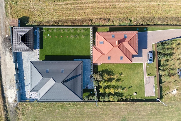 Vue aérienne d'une maison d'habitation avec jardin en zone rurale suburbaine