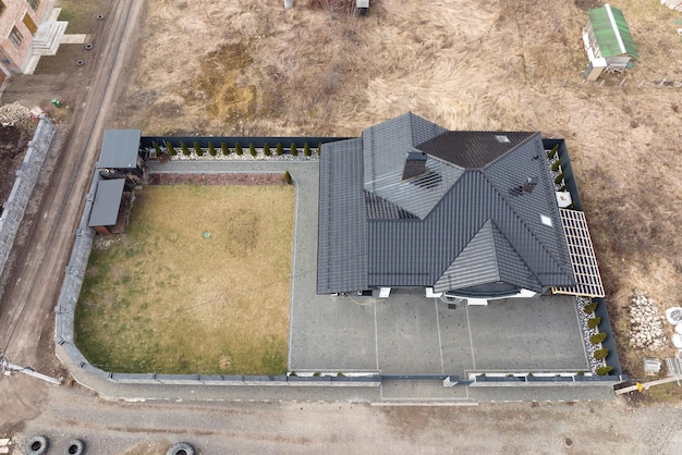 Vue aérienne d'une maison d'habitation avec jardin en zone rurale suburbaine