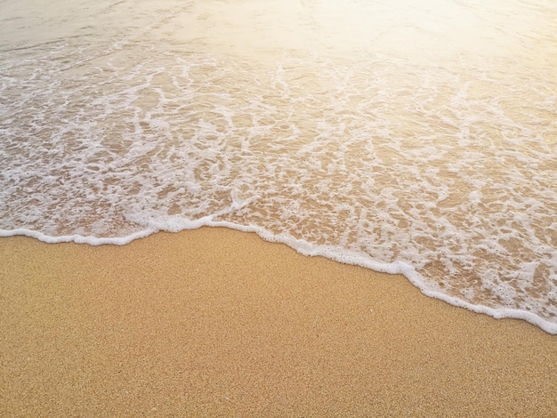 Photo vue d'angle élevé des vagues se précipitant vers le rivage