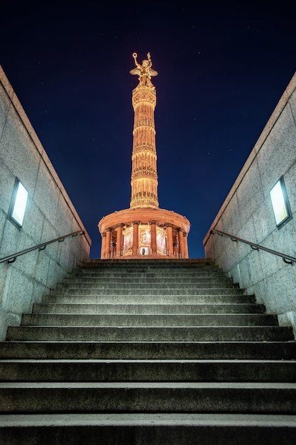 Photo vue à bas angle d'un bâtiment éclairé contre le ciel la nuit