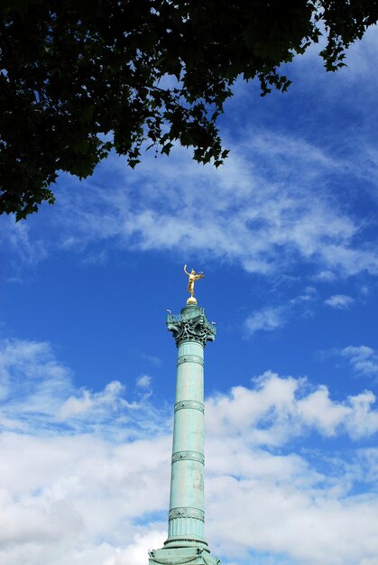 Photo vue à bas angle de la colonne de juillet contre le ciel en ville