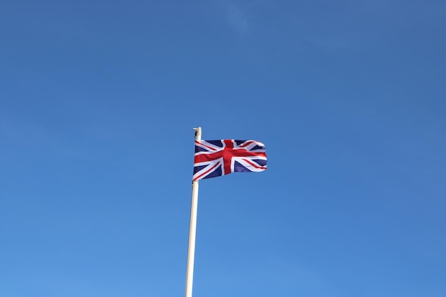 Photo vue à bas angle du drapeau contre le ciel bleu