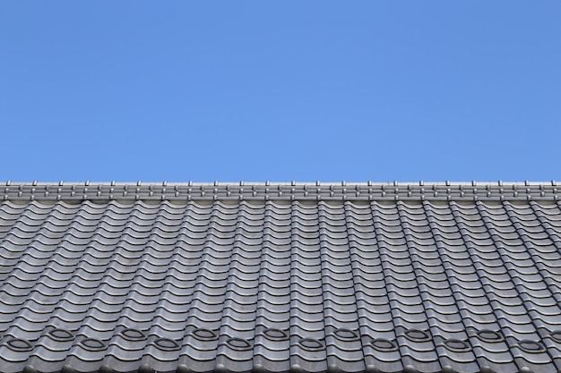 Photo vue à bas angle du toit du bâtiment sur un ciel bleu clair