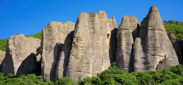 Vue du célèbre site géologique des Mées en France