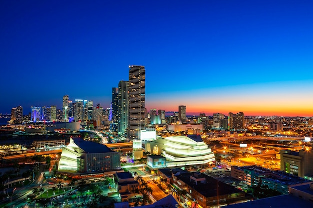 Vue du centre-ville de Miami la nuit